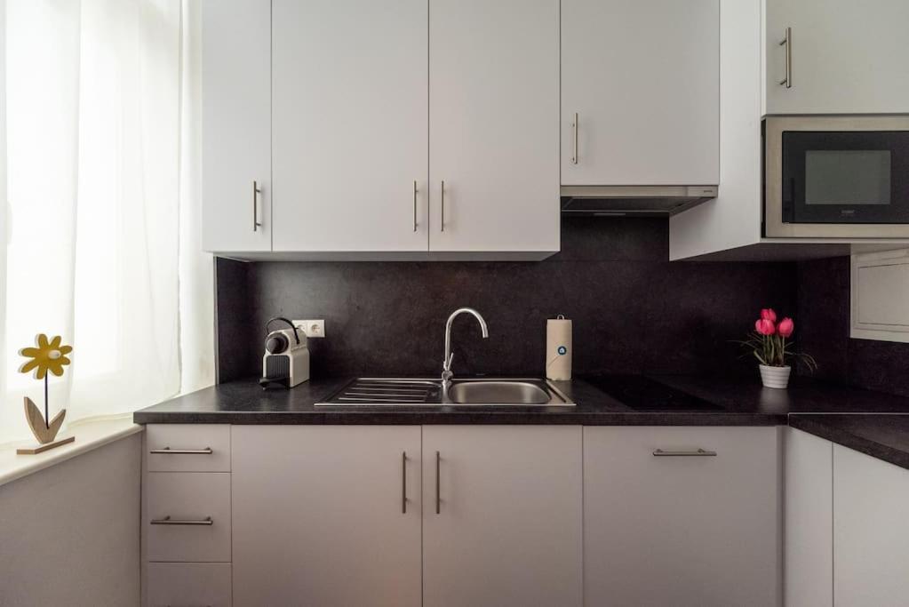 Pristine 1Br Steps From City By Hm Wenen Buitenkant foto