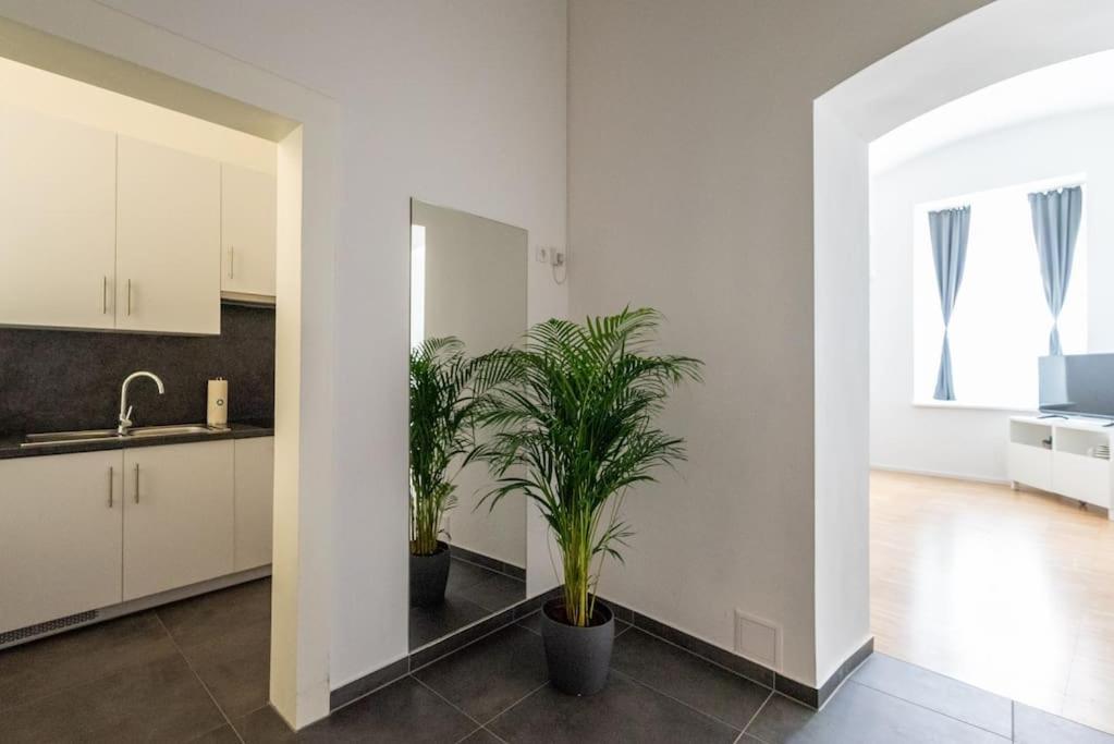 Pristine 1Br Steps From City By Hm Wenen Buitenkant foto