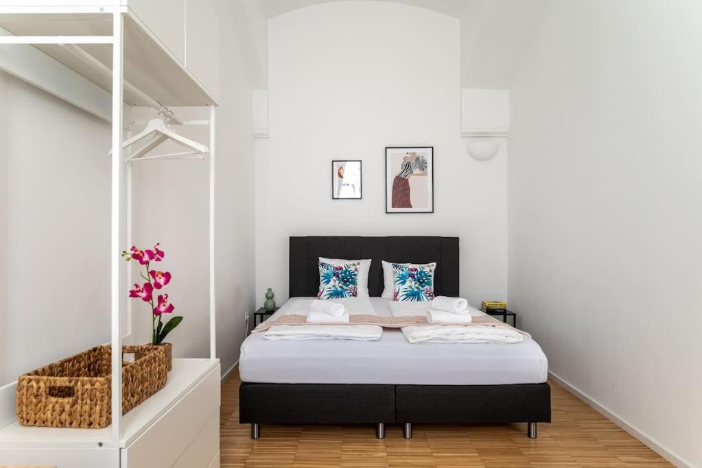 Pristine 1Br Steps From City By Hm Wenen Buitenkant foto