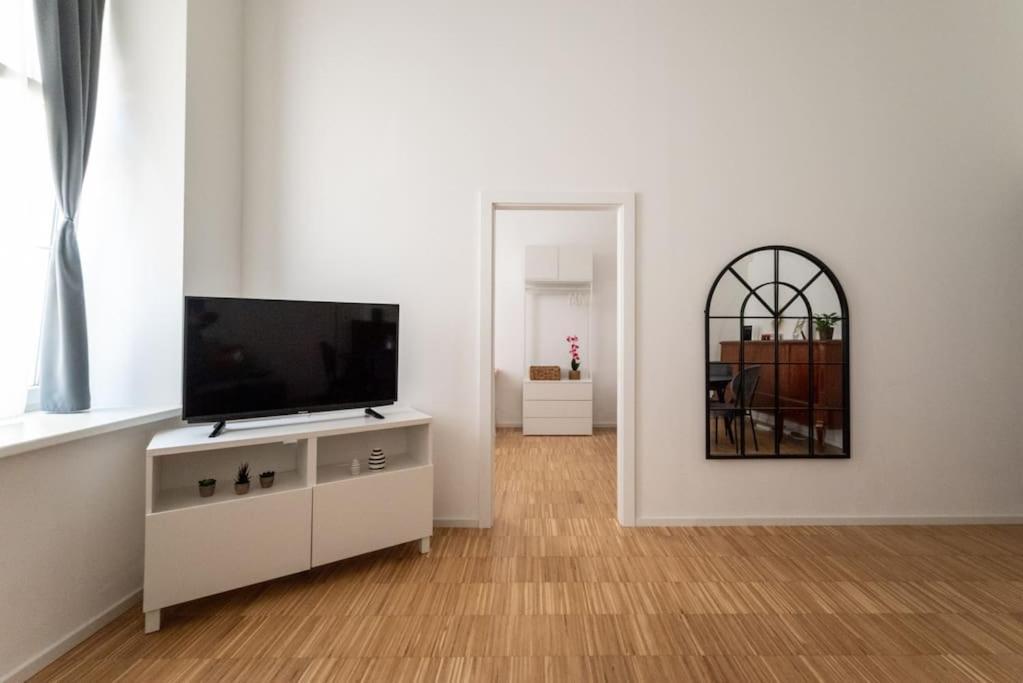 Pristine 1Br Steps From City By Hm Wenen Buitenkant foto