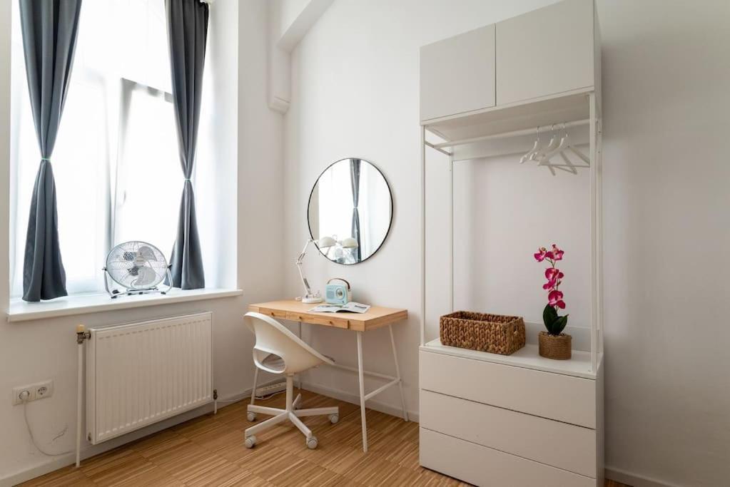 Pristine 1Br Steps From City By Hm Wenen Buitenkant foto